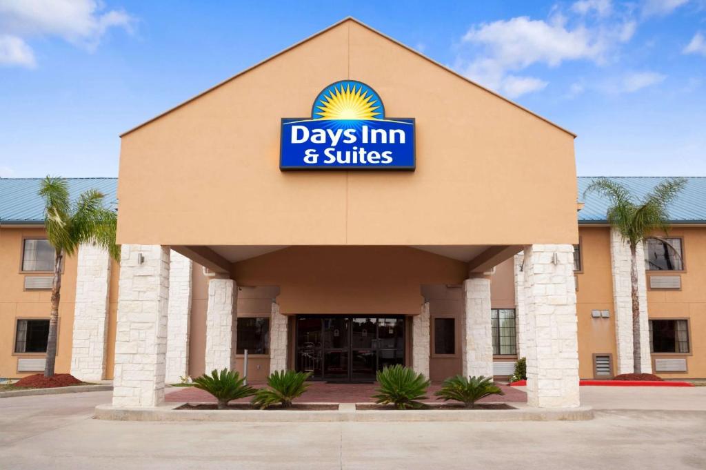 Days Inn & Suites by Wyndham Conroe North Main image 1